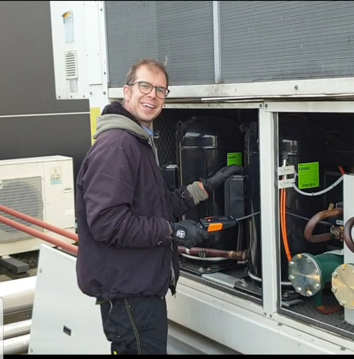 Jurgen Oosterling aan het werk - Airconditioning & Warmtepomp Service Nederland